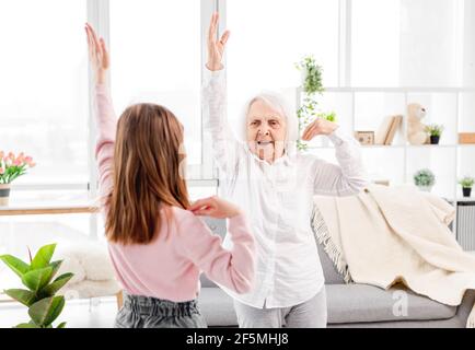 Granmadre e nipote che si esercitano Foto Stock