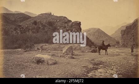 Vista verso la Gola da sotto Sultan Tarra, che mostra Ali Musjid e il terreno occupato dalla 3a Brigata durante la notte del 21 novembre. John Burke (irlandese, circa 1843 - 1900) Foto Stock