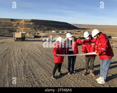 (210327) -- PECHINO, 27 marzo 2021 (Xinhua) -- gli ingegneri cinesi discutono delle soluzioni nel cantiere di un progetto congiunto di energia idroelettrica Argentina-Cina nell'Argentina meridionale, 22 aprile 2020. Sullo sfondo della pandemia della COVID-19, nel 2020 la Cina ha assistito a una cooperazione resiliente con i paesi Belt and Road (B&R). (China Gezhouba Group Corporation/Handout via Xinhua) Foto Stock