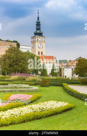 Fiori di fronte alla torre della chiesa di Mikulov, Repubblica Ceca Foto Stock