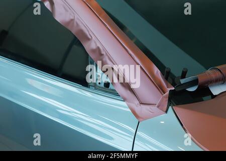 Incollaggio della vettura in plastica carbonico closeup Foto Stock