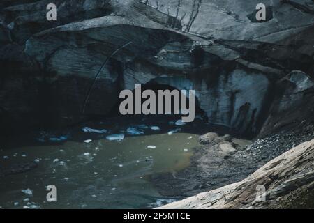 Colpo di closeup di un ruscello d'acqua all'interno della grotta rocciosa Foto Stock