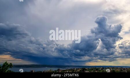Incredibili nuvole tempestose sulla città. Vista orizzontale Foto Stock
