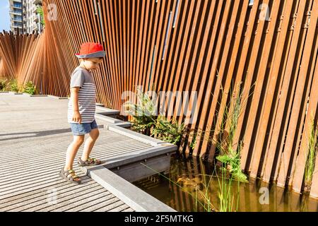 Piccolo turista che visita Tanner Springs Park, riparata zona umida e spazio pubblico naturalizzato nella zona di Pearl District Foto Stock