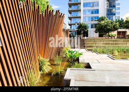 Tanner Springs Park, zona umida riparata e spazio pubblico naturalizzato nella zona di Pearl District Foto Stock