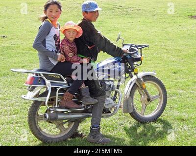 Famiglia nomade in moto, Mongolia Foto Stock