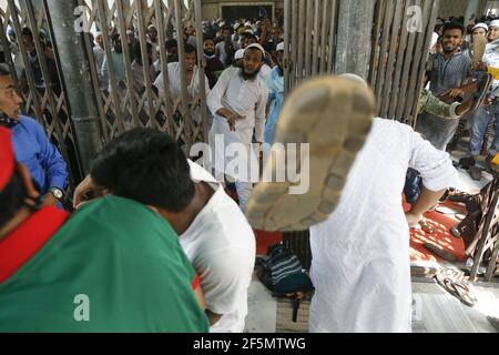 Dhaka, Bangladesh. 27 Marzo 2021. Gli attivisti dei gruppi islamisti si scontrano con la polizia mentre protestano contro la visita del primo ministro indiano Narendra modi a Dhaka il 26 marzo 2021. Foto di Suvra Kanti Das/ABACAPRESS.COM Credit: Abaca Press/Alamy Live News Foto Stock