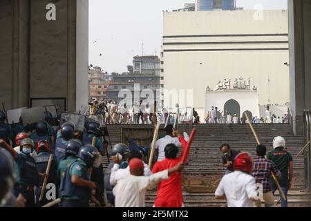 Dhaka, Bangladesh. 27 Marzo 2021. Gli attivisti dei gruppi islamisti si scontrano con la polizia mentre protestano contro la visita del primo ministro indiano Narendra modi a Dhaka il 26 marzo 2021. Foto di Suvra Kanti Das/ABACAPRESS.COM Credit: Abaca Press/Alamy Live News Foto Stock