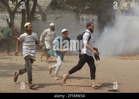 Dhaka, Bangladesh. 27 Marzo 2021. Gli attivisti dei gruppi islamisti si scontrano con la polizia mentre protestano contro la visita del primo ministro indiano Narendra modi a Dhaka il 26 marzo 2021. Foto di Suvra Kanti Das/ABACAPRESS.COM Credit: Abaca Press/Alamy Live News Foto Stock