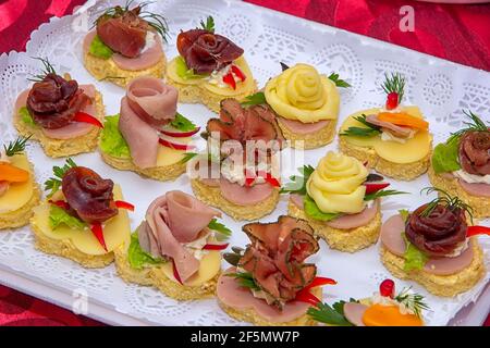 Set di diversi panini con carne, verdure e pesce. Stuzzichini gustosi Foto Stock