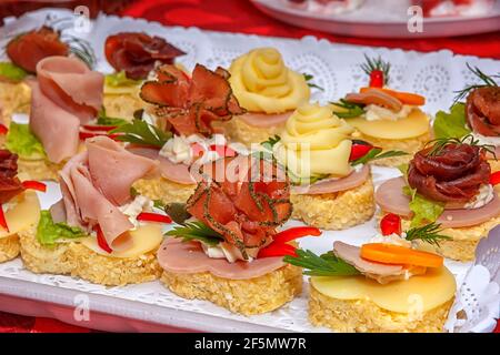 Set di diversi panini con carne, verdure e pesce. Catering food party. Foto Stock