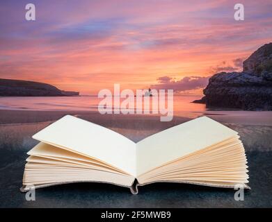 Splendida alba Landsdcape di idilliaca Broadhaven Bay spiaggia su Pembrokeshire Costa in Galles uscendo da pagine di libro inaginario Foto Stock