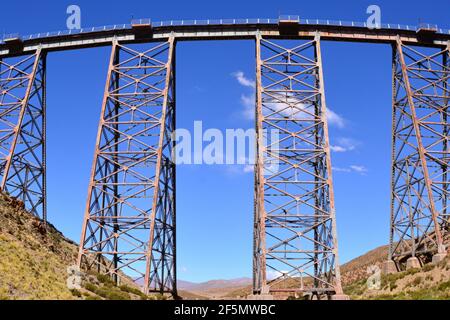 Il Tren de las Nubes viaggia a oltre 4000 metri sul livello del mare, consentendo ai viaggiatori di vedere le nuvole sotto i ponti o sulle piste Foto Stock