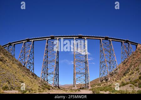 Il Tren de las Nubes viaggia a oltre 4000 metri sul livello del mare, consentendo ai viaggiatori di vedere le nuvole sotto i ponti o sulle piste Foto Stock