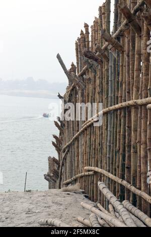 recinzione e muro di bambù per la sicurezza della spiaggia di sabbia Foto Stock