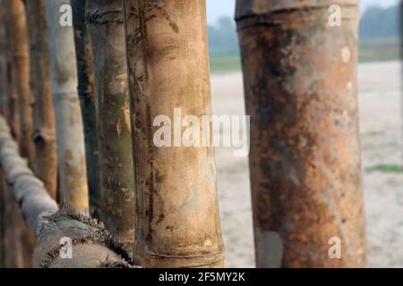 recinzione e muro di bambù per la sicurezza della spiaggia di sabbia Foto Stock