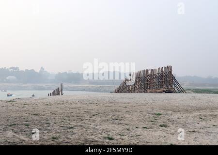 recinzione e muro di bambù per la sicurezza della spiaggia di sabbia Foto Stock