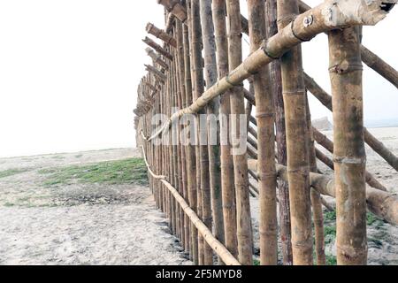 recinzione e muro di bambù per la sicurezza della spiaggia di sabbia Foto Stock