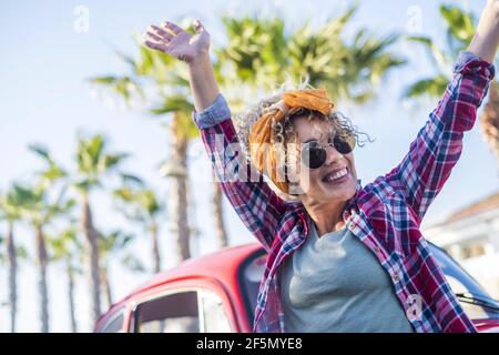 Eccitato giovane donna trendy all'aperto godere di stile di vita estivo - viaggi uomo donna singolo concetto di vita con allegra signora godendo e divertirsi Foto Stock