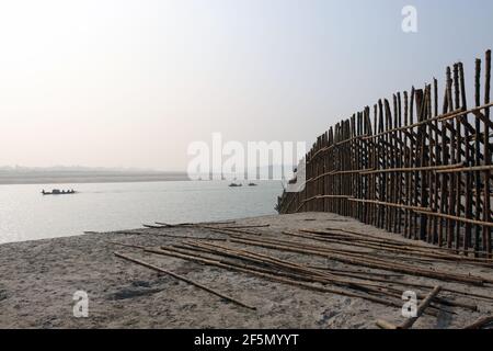 recinzione e muro di bambù per la sicurezza della spiaggia di sabbia Foto Stock