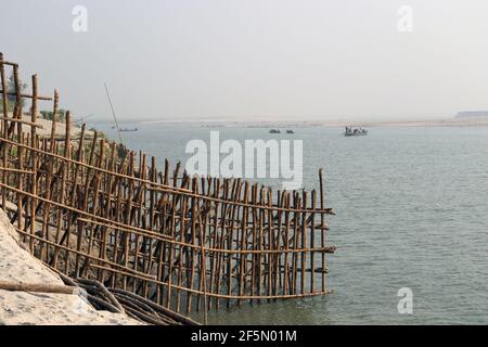 recinzione e muro di bambù per la sicurezza della spiaggia di sabbia Foto Stock