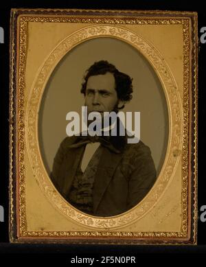 Ritratto di un uomo non identificato con barba simile ad Amish, che indossa una grande cravatta ad arco. Wilder T. Bowers (americano, morto nel 1904) Foto Stock