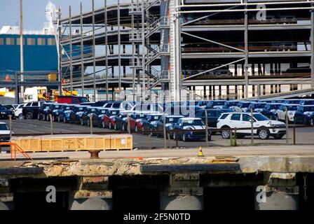 Auto in attesa di esportazione dal Regno Unito sul porto e in un parcheggio a più piani, Southampton, Hampshire, Inghilterra Foto Stock