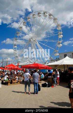 Ruota panoramica in funzione durante la settimana di Cowes, Cowes, Isola di Wight, Inghilterra Foto Stock