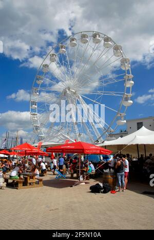 Ruota panoramica in funzione durante la settimana di Cowes, Cowes, Isola di Wight, Inghilterra Foto Stock