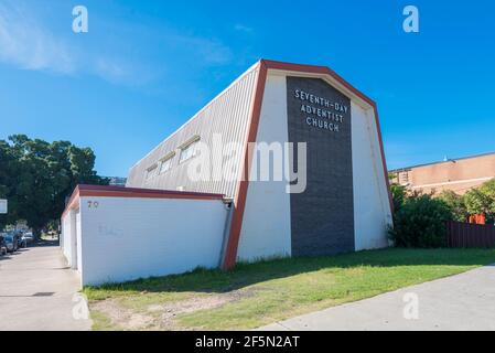 Una moderna struttura semi A, rivestita in acciaio, chiesa avventista del settimo giorno nel sobborgo occidentale di Sydney a Cabramatta in Australia Foto Stock