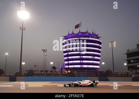 Sakhir, Bahrein. 26 Marzo 2021. Mick Schumacher guida la sua scuderia Haas durante la seconda sessione di prove libere del Gran Premio del Bahrain, il primo appuntamento del Campionato del mondo di Formula 1 2021, sul circuito di Sakhir. Il pilota di Formula 1 Mick Schumacher ha un piccolo team di collaboratori, assistenti e consulenti che si occupano di lui in ogni momento. Credit: Hasan Brantic/dpa/Alamy Live News Foto Stock