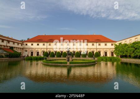 Stagno nel giardino del Palazzo Wallenstein, piccola città di Praga. Foto Stock