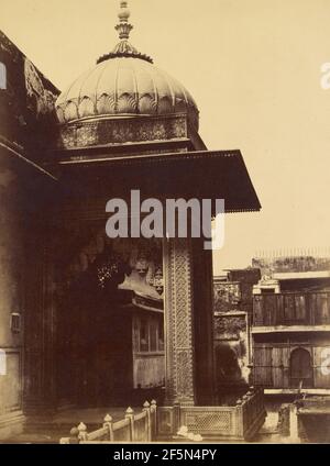 Edificio non identificato con balcone, Delhi. Charles Moravia (inglese, circa 1821 - 1859) Foto Stock