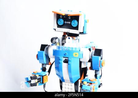 LEGO Boost - robot LEGO Vernie. Giocattolo intelligente che può essere controllato tramite telefono con bluetooth. Foto Stock