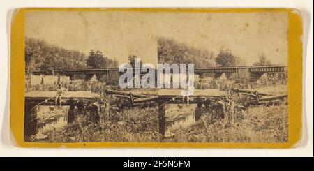 Il ponte di ferro e le rovine di Old Mill vicino a Spence Creek, Huntington Co. Pennsylvania Central R.. Edward e Henry T. Anthony & Co. (Americano, fondato nel 1862, fuso nel 1902) Foto Stock