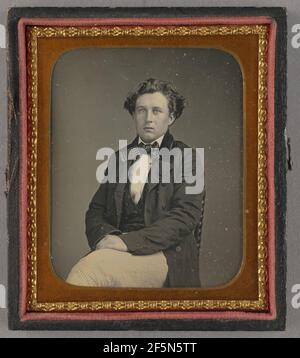 Ritratto di un uomo seduto con grande Bow Tie. Produttore sconosciuto, americano Foto Stock