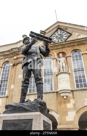 Statue di Charles Rolls e Re Enrico V, Agincourt Square, Monmouth, Galles, Regno Unito Foto Stock