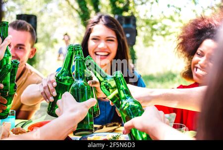 Felice amico milleniale divertirsi al barbecue giardino festa - Stile di vita e concetto di amicizia con i giovani tostatura imbottigliata birra d'estate Foto Stock