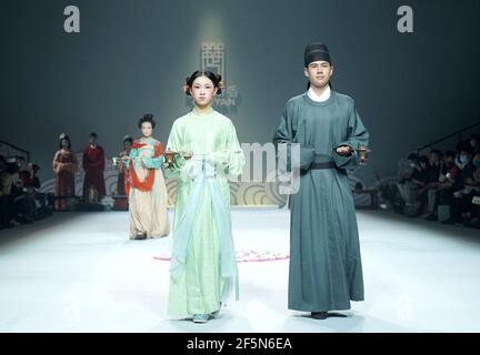 Pechino, Cina. 27 Marzo 2021. Modelli presenti creazioni di Chu Yan durante la settimana della Moda Cinese a Pechino, capitale della Cina, 27 marzo 2021. Credit: Chen Jianli/Xinhua/Alamy Live News Foto Stock