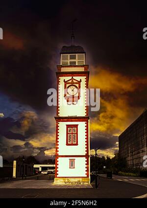 Immagine di una torre dell'orologio in una vecchia città irlandese nella contea di Tipperary. Foto Stock