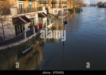 Le inondazioni sommergono il Tamigi a Staines-upon-Thames, Surrey, Regno Unito, dopo che il fiume ha fatto esplodere le sue rive nel 2014 Foto Stock