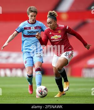 Lauren James (a destra) di Manchester United e Dagny Brynjarsdottir di West Ham United combattono per la palla durante la partita della Super League delle Femminile a Old Trafford, Manchester. Data immagine: Sabato 27 marzo 2021. Foto Stock