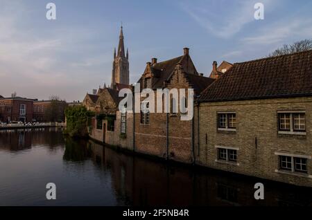 La Chiesa di nostra Signora e il canale, visto dal Begijnhof / Beguinage a Bruges, Belgio. Foto Stock