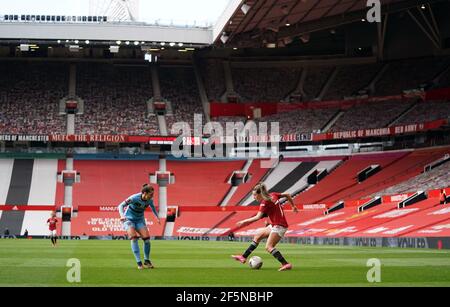 Ella Toone (a destra) di Manchester United e Cecilie Redisch Kvamme di West Ham United combattono per la palla durante la partita della Super League delle Femminile a Old Trafford, Manchester. Data immagine: Sabato 27 marzo 2021. Foto Stock