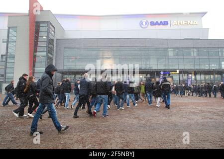 I tifosi arrivano all'arena Saab, Linköping, prima di una partita di hockey. Foto Stock