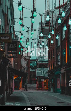 Londra UK Febbraio 2021 una piccola strada pedonale a londra vuoto durante uks nazionale covid lockdown Foto Stock