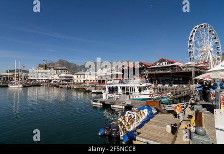 Il Victoria & Alfred Waterfront a Città del Capo, Sud Africa, con Table Mountain dietro. Foto Stock