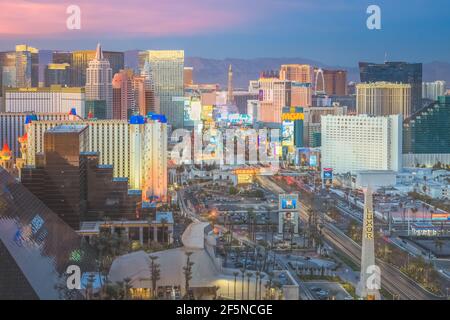 Las Vegas, USA - Ottobre 20 2019: Vista notturna della Strip di Las Vegas e delle luci della città dall'hotel Mandalay Bay dopo il tramonto in Nevada, USA. Foto Stock