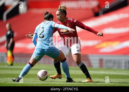 Lauren James (a destra) di Manchester United e Cecilie Redisch Kvamme di West Ham United combattono per la palla durante la partita della Super League delle Femminile a Old Trafford, Manchester. Data immagine: Sabato 27 marzo 2021. Foto Stock