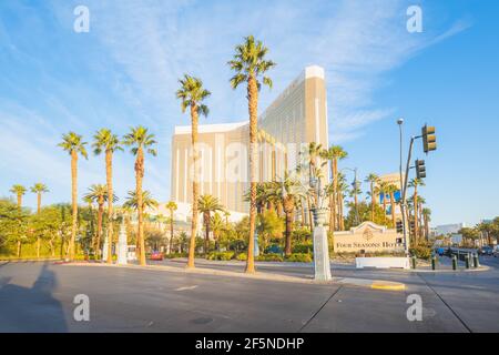 Las Vegas, Stati Uniti d'America - Ottobre 20 2019: Four Seasons Hotel e Mandalay Bay Hotel and Casino su un cielo blu giorno di sole sulla striscia a Las Vegas, Nevada, Stati Uniti. Foto Stock